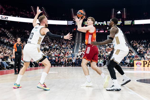 MUNICH, GERMANY - MARCH 19: Justus Hollatz (FC Bayern Muenchen, 21) controls the ball against Dzanan Musa (Dubai Basketball, 13) and Dwayne Bacon (Dubai Basketball, 3) during the Turkish Airlines EuroLeague match between FC Bayern Muenchen vs.Dubai Basketball at SAP Garden on round 32 of Turkish Airlines EuroLeague on March 19, 2026 in Munich, Germany. Bavaria Germany Copyright: xSteffiexWunderlx