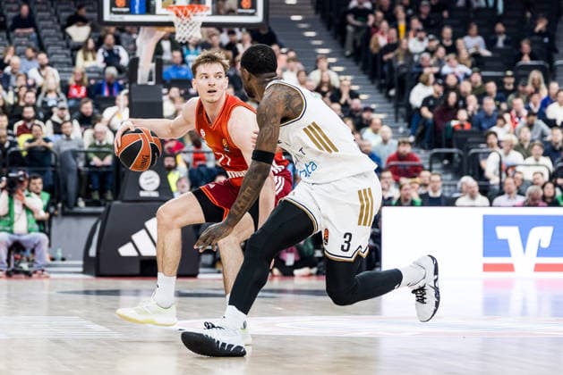 MUNICH, GERMANY - MARCH 19: Justus Hollatz (FC Bayern Muenchen, 21) controls the ball against Dwayne Bacon (Dubai Basketball, 3) during the Turkish Airlines EuroLeague match between FC Bayern Muenchen vs.Dubai Basketball at SAP Garden on round 32 of Turkish Airlines EuroLeague on March 19, 2026 in Munich, Germany. Bavaria Germany Copyright: xSteffiexWunderlx
