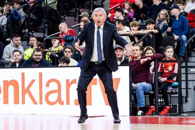 MUNICH, GERMANY - MARCH 19: Svetislav Pesic (Headcoach FC Bayern Muenchen) jumping and yelling during the Turkish Airlines EuroLeague match between FC Bayern Muenchen vs.Dubai Basketball at SAP Garden on round 32 of Turkish Airlines EuroLeague on March 19, 2026 in Munich, Germany. Bavaria Germany Copyright: xSteffiexWunderlx