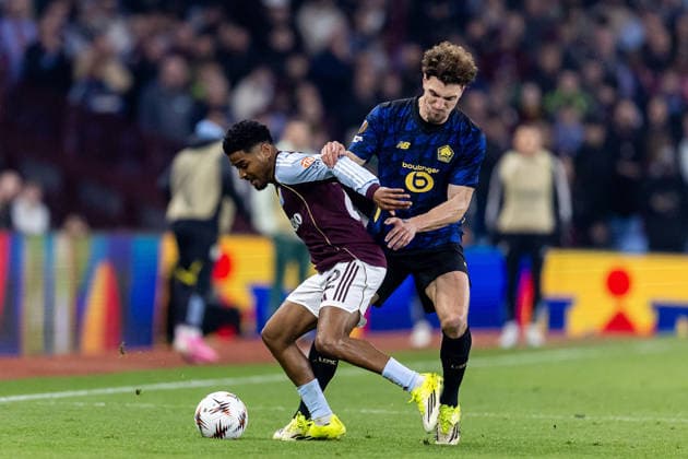 Aston Villa v Lille OSC, Europa League Aston Villa defender Ian Maatsen (22) battles for possession with Lille defender Thomas Meunier (12) during the Europa League match between Aston Villa and Lille OSC at Villa Park, Birmingham, UK on 19 March 2026. Birmingham Villa Park West Midlands UK Editorial use only , Copyright: xManjitxNarotrax PSI-23923-0022