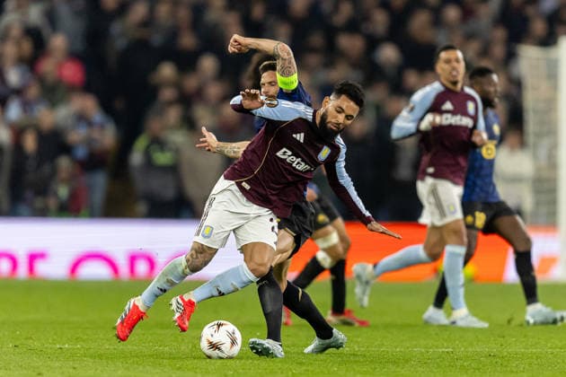 Aston Villa v Lille OSC, Europa League Aston Villa midfielder Douglas Luiz (21) battles for possession with Lille forward Olivier Giroud (9) during the Europa League match between Aston Villa and Lille OSC at Villa Park, Birmingham, UK on 19 March 2026. Birmingham Villa Park West Midlands UK Editorial use only , Copyright: xManjitxNarotrax PSI-23923-0027