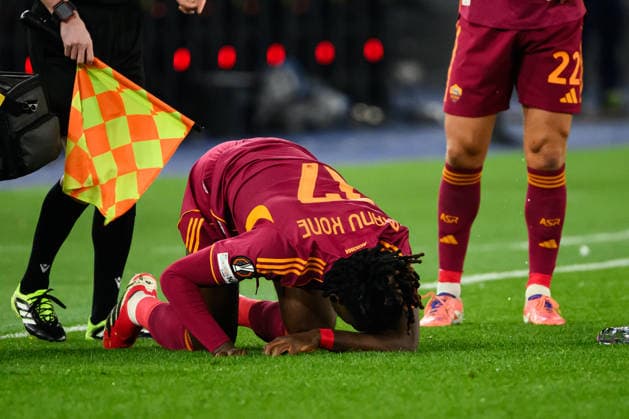 Manu Kone of AS Roma injured during the UEFA Europa League 2025 2026 football match between AS Roma and Bologna FC 1909 at Stadio Olimpico in Roma (Italy), March 19, 2026. andreaxstaccioli
