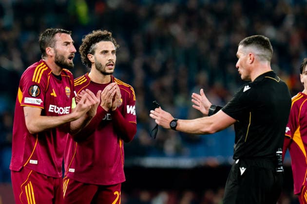 AS Roma v Bologna FC 1909 - UEFA Europa League 2025 26 Round of 16 Second Leg Mario Hermoso of AS Roma and Bryan Cristante protest with referee Istvan Kovacs during the UEFA Europa League 2025 26 Round of 16 Second Leg match between AS Roma and Bologna FC 1909 at Stadio Olimpico on March 19, 2026 in Rome, Italy. Roma Stadio Olimpico Roma Italy Copyright: xGiuseppexMaffiax 260319_UEL_Roma-Bologna_07316