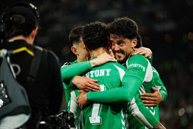 Antony and Betis players seen celebrating after scoring goal during UEFA Europa League round of 16 game between teams of Real Betis Balompie and Panathinaikos FC (Maciej Rogowski Ball Raw Images) Sevilla Estadio La Cartuja Spain Copyright: xMaciejxRogowskix maciejrogowski_betis_pao_2526-54