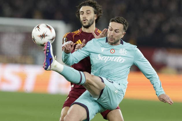 CALCIO - UEFA Europa League - AS Roma vs Bologna FC Bologna s Italian forward Federico Bernardeschi challenges for the ball with Roma s Spanish defender Mario Hermoso during UEFA Europa League round of 16 second leg match AS Roma - Bologna at Olimpico stadium on March 19, 2026 in Rome, Italy. Rome Italy  Copyright: xIPAxSport ABACAx
