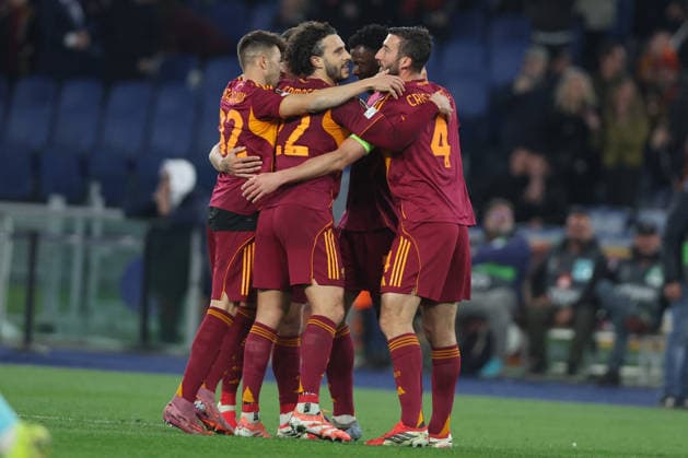 CALCIO - UEFA Europa League - AS Roma vs Bologna FC Rome, Italy - March 19, 2025: Evan N Dicka (Defender) of AS Roma score the goal 1-1 and celebrate with the teammates during the UEFA Europe League 2025 2026, Round of 16 second leg, between AS Roma vs Bologna FC 1909 at stadium in Rome Roma Italy  Copyright: xIPAxSport ABACAx