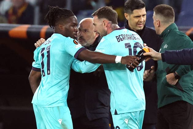 CALCIO - UEFA Europa League - AS Roma vs Bologna FC Rome, Italy - March 19, 2025: Jonathan Rowe (Winger) of Bologna FC 1909 score the goal and celebrate with Vincenzo Italiano coach manager of Bologna fc 1909, Federico Bernardeschi (Winger) of Bologna FC 1909 during the UEFA Europe League 2025 2026, Round of 16 second leg, between AS Roma vs Bologna FC 1909 at stadium in Rome Roma Italy  Copyright: xIPAxSport ABACAx