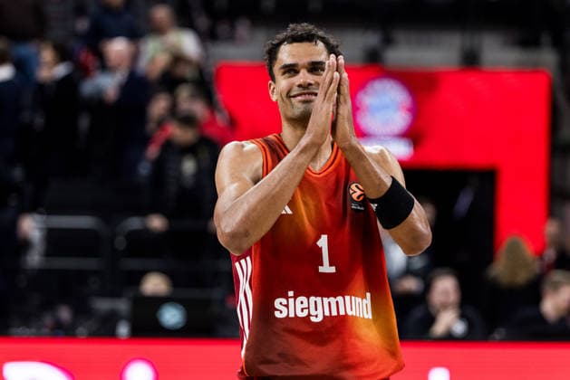 MUNICH, GERMANY - MARCH 19: Oscar da Silva (FC Bayern Muenchen, 1) applauds towards the fans after the Turkish Airlines EuroLeague match between FC Bayern Muenchen vs.Dubai Basketball at SAP Garden on round 32 of Turkish Airlines EuroLeague on March 19, 2026 in Munich, Germany. Bavaria Germany Copyright: xSteffiexWunderlx