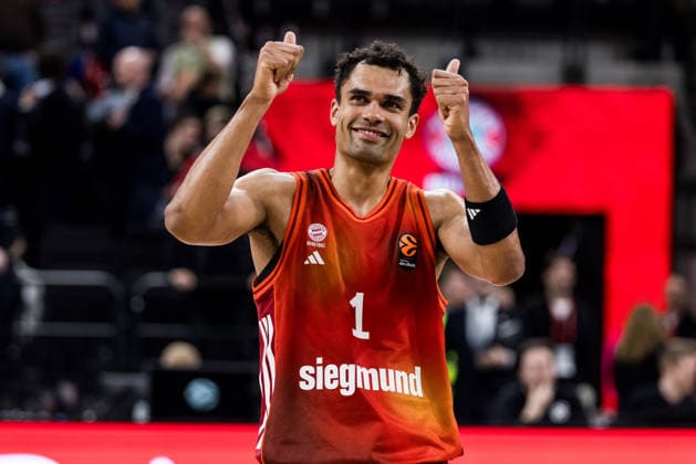 MUNICH, GERMANY - MARCH 19: Oscar da Silva (FC Bayern Muenchen, 1) thanks the fans after the Turkish Airlines EuroLeague match between FC Bayern Muenchen vs.Dubai Basketball at SAP Garden on round 32 of Turkish Airlines EuroLeague on March 19, 2026 in Munich, Germany. Bavaria Germany Copyright: xSteffiexWunderlx