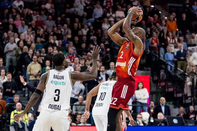 MUNICH, GERMANY - MARCH 19: Isiaha Mike (FC Bayern Muenchen, 22) shoots the ball over Dwayne Bacon (Dubai Basketball, 3) during the Turkish Airlines EuroLeague match between FC Bayern Muenchen vs.Dubai Basketball at SAP Garden on round 32 of Turkish Airlines EuroLeague on March 19, 2026 in Munich, Germany. Bavaria Germany Copyright: xSteffiexWunderlx