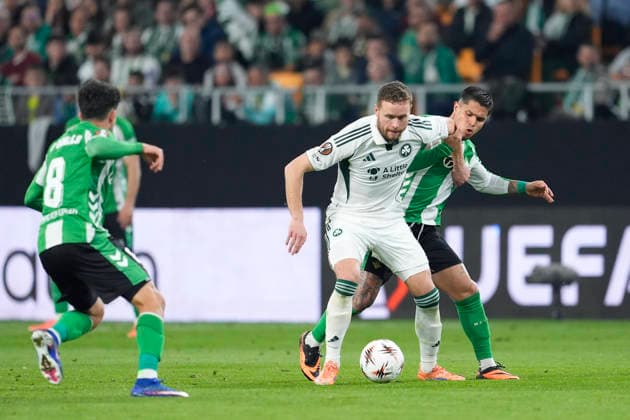 March 19, 2026, Sevilla, Sevilla, Spain: Sverrir Ingi Ingason of Panathinaikos FC and Cucho Hernandez of Real Betis Balompie in action during the UEFA Europa League 2025 26 Round of 16 Second Leg match between Real Betis Balompie and Panathinaikos FC at La Cartuja stadium on March 19, 2026, in Sevilla, Spain. Sevilla Spain - ZUMAa181 20260319_zaa_a181_175 Copyright: xJoaquinxCorcherox