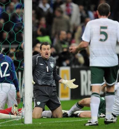 France V Republic Of Ireland, FIFA World Cup, WM, Weltmeisterschaft, Fussball Qualifier Shay Given and Richard Dunne of Republic Of Ireland argue during the FIFA World Cup Qualifier match between France and Republic Of Ireland at Stade De France on November 18, 2009 in Paris, France. Paris Stade De France France France Copyright: xAllstarxPicturexLibraryxLtdx