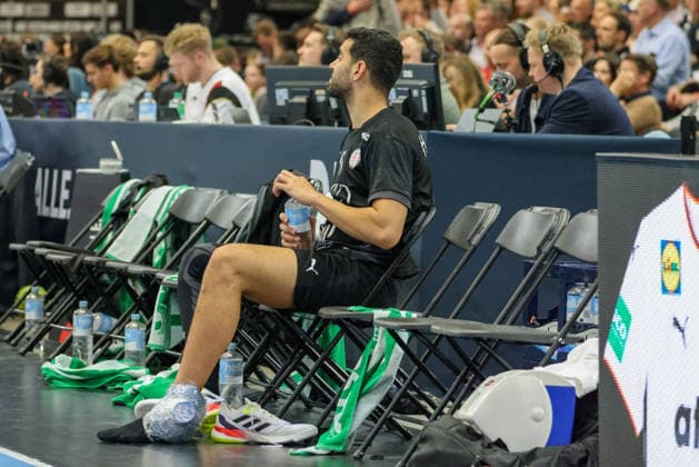 Dortmund, Germany 19 March 2026 Handball international friendly Germany vs Egypt In the picture The injured Ahmed Hesham Egypt sits on the sidelines with a cold pack on his ankle Copyright: HMBxMedia MadeleinexFantini