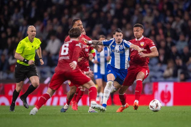 FC Porto v VfB Stuttgart - UEFA Europa League 2025 26 Round of 16 Second Leg Borja Sainz of FC Porto is seen in action during the UEFA Europa League 2025 26 Round of 16 second leg match between FC Porto and VfB Stuttgart at Estadio do Dragao in Porto, Portugal, on March 19, 2026. Porto Porto Portugal  Copyright: xMiguelxLemosx originalFilename:lemos-fcportox260319_npxo3.jpg