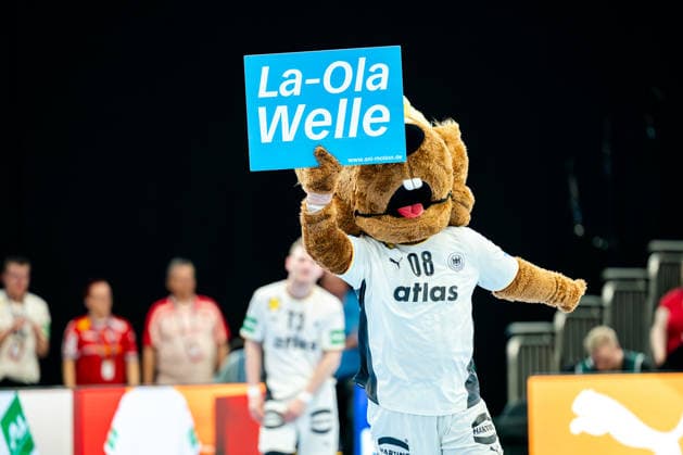 Dortmund 19 03 2026, Handball, Men, International match, Germany Egypt The mascot Hannibal invites the fans to the La Ola wave Dortmund Westfalenhalle NRW Germany