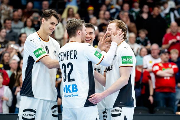 Dortmund 19 03 2026, Handball, Men, International match, Germany Egypt The players have a lot of fun at the award ceremony for the European Championship runners-up f l n r Julian Köster Germany, 18 , Franz Semper Germany, 32 , Renars Uscins Germany, 23 and Tom Kiesler Germany, 30 Dortmund Westfalenhalle NRW Germany