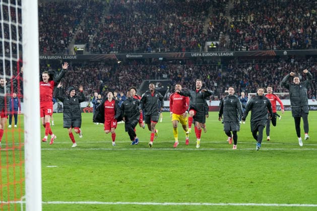 The team celebrates the victory and the entry into the quarter-finals with the fans and Ultras in the curve , Germany, Football, UEFA Europa League, Round of 16, Second leg, 2025 2026, SC Freiburg vs KRC Genk, 19 03 2026, Europa Park Stadion, Freiburg, Germany Freiburg Europa Park Stadion Baden Württemberg Germany Copyright: xArnexAmbergx