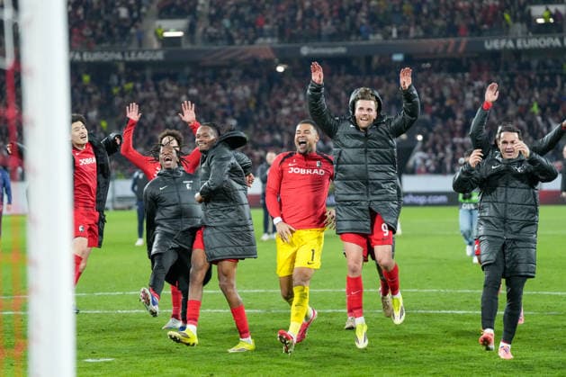 Johan Manzambi SC Freiburg, 44 , Jordy Makengo SC Freiburg, 33 , Noah Atubolu SC Freiburg, 01 , Lucas Höler Lucas Hoeler SC Freiburg, 09 , the team celebrates the victory with the fans , Germany, Football, UEFA Europa League, Round of 16, second leg, 2025 2026, SC Freiburg vs KRC Genk, 19 03 2026, Europa Park Stadion, Freiburg, Germany Freiburg Europa Park Stadion Baden Württemberg Germany Copyright: xArnexAmbergx