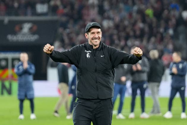 Julian Schuster SC Freiburg, coach celebrates the victory and the entry into the quarter-finals with the fans and Ultras in the curve , Germany, Football, UEFA Europa League, Round of 16, second leg, 2025 2026, SC Freiburg vs KRC Genk, 19 03 2026, Europa Park Stadion, Freiburg, Germany Freiburg Europa Park Stadion Baden Württemberg Germany Copyright: xArnexAmbergx