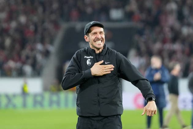 Julian Schuster SC Freiburg, coach celebrates the victory and the entry into the quarter-finals with the fans and Ultras in the curve , Germany, Football, UEFA Europa League, Round of 16, second leg, 2025 2026, SC Freiburg vs KRC Genk, 19 03 2026, Europa Park Stadion, Freiburg, Germany Freiburg Europa Park Stadion Baden Württemberg Germany Copyright: xArnexAmbergx