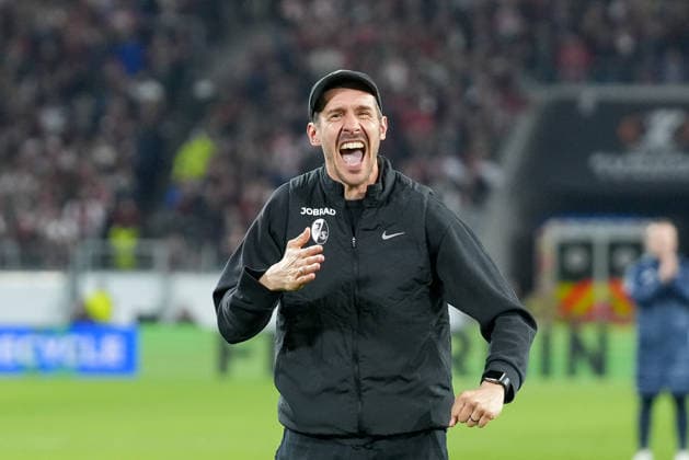 Julian Schuster SC Freiburg, coach the team celebrates the victory with the fans , Germany, Football, UEFA Europa League, Round of 16, second leg, 2025 2026, SC Freiburg vs KRC Genk, 19 03 2026, Europa Park Stadion, Freiburg, Germany Freiburg Europa Park Stadion Baden Württemberg Germany Copyright: xArnexAmbergx