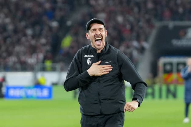 Julian Schuster SC Freiburg, coach celebrates the victory and the entry into the quarter-finals with the fans and Ultras in the curve , Germany, Football, UEFA Europa League, Round of 16, second leg, 2025 2026, SC Freiburg vs KRC Genk, 19 03 2026, Europa Park Stadion, Freiburg, Germany Freiburg Europa Park Stadion Baden Württemberg Germany Copyright: xArnexAmbergx