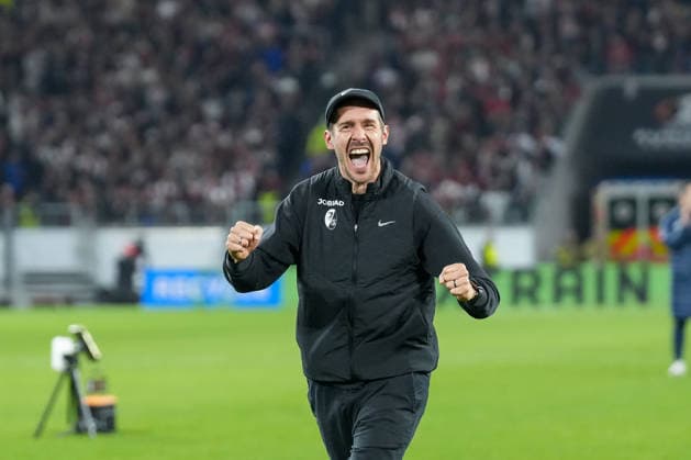 Julian Schuster SC Freiburg, coach celebrates the victory and the entry into the quarter-finals with the fans and Ultras in the curve , Germany, Football, UEFA Europa League, Round of 16, second leg, 2025 2026, SC Freiburg vs KRC Genk, 19 03 2026, Europa Park Stadion, Freiburg, Germany Freiburg Europa Park Stadion Baden Württemberg Germany Copyright: xArnexAmbergx