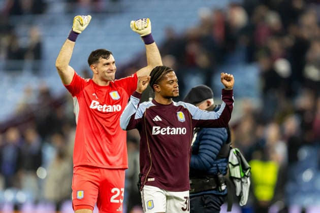 Aston Villa v Lille OSC, Europa League Aston Villa midfielder Leon Bailey (31) and Aston Villa goalkeeper Emiliano Martinez (23) celebrate win with fans after the Europa League match between Aston Villa and Lille OSC at Villa Park, Birmingham, UK on 19 March 2026. Birmingham Villa Park West Midlands UK Editorial use only , Copyright: xManjitxNarotrax PSI-23923-0166