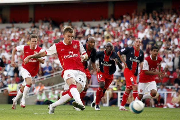 Arsenal V Paris Saint-Germain, Emirates Cup Nicklas Bendtner of Arsenal Misses Penalty during the Emirates Cup match between Arsenal and Paris Saint-Germain at Emirates Stadium on July 28, 2007 in London, England. London Emirates Stadium England United Kingdom Copyright: xAllstarxPicturexLibraryxLtdx