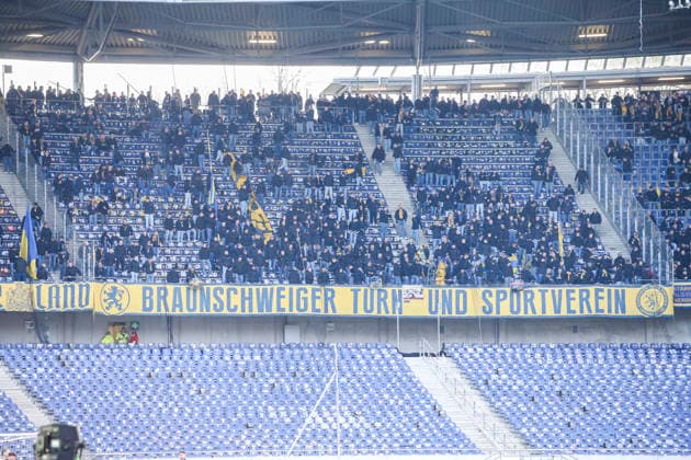 Germany Soccer 2 Bundesliga 2025 2026, Matchday 27 Hannover 96 vs Eintracht Braunschweig Heinz von Heiden Arena Stadion Hannover Spectators, Fans, Stand, Flag, Banner, Banner, Choreography, Fan choreography, Hannover Copyright: xAymanxAlahmedx