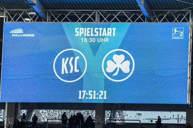 2 Bundesliga, Karlsruher SC vs SpVgg Greuther Fürth, 20 03 2026 Scoreboard before the match 2 Bundesliga, Karlsruher SC vs SpVgg Greuther Fürth, BBBank Wildpark Karlsruhe, 20 03 2026 DFB DFL REGULATIONS PROHIBIT ANY USE OF PHOTOGRAPHS AS IMAGE SEQUENCES AND OR QUASI VIDEO Copyright: xBEAUTIFULxSPORTS Boscox