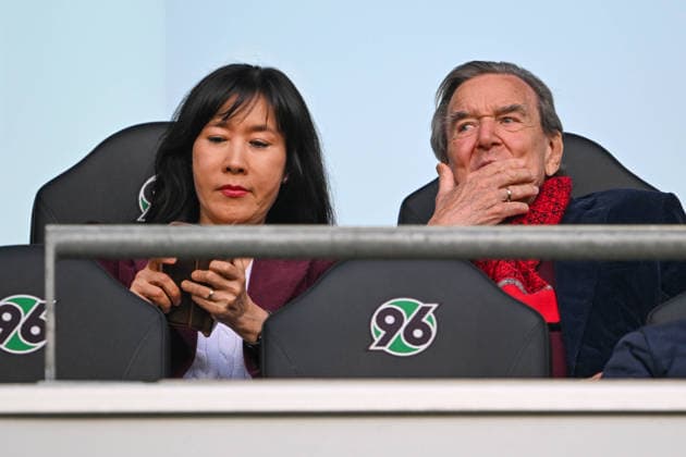 2 Bundesliga Hannover 96 Eintracht Braunschweig on 20 03 2026 in the HDI Arena in Hanover Former Federal Chancellor Gerhard Schröder Schroeder with wife So yeon Schröder Kim in the stadium MT
