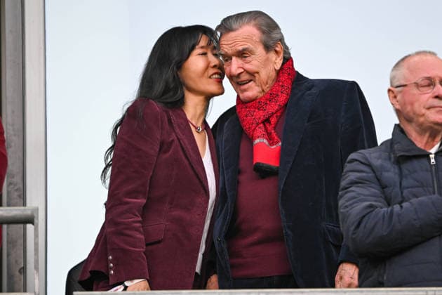 2 Bundesliga Hannover 96 Eintracht Braunschweig on 20 03 2026 in the HDI Arena in Hanover Former Federal Chancellor Gerhard Schröder Schroeder with wife So yeon Schröder Kim in the stadium MT