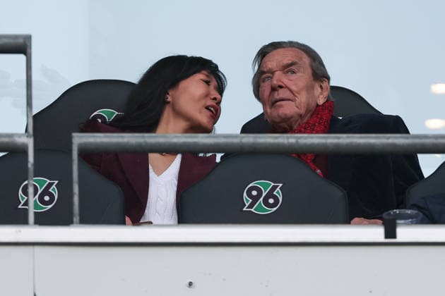 2 Bundesliga Hannover 96 Eintracht Braunschweig on 20 03 2026 in the Heinz von Heiden Arena in Hanover Former Federal Chancellor Gerhard Schröder Schroeder with wife So yeon Schröder Kim in the stadium MH