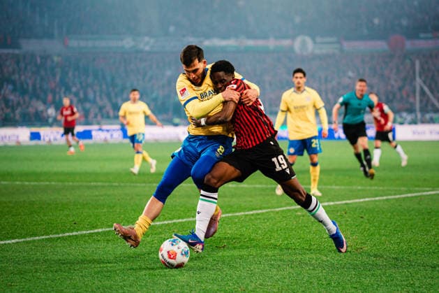 2 Bundesliga Hannover 96 vs Eintracht Braunschweig, 20 03 2026 Mehmet Can Aydin Eintracht Braunschweig, 8 vs William Joseph Gabriel Kokolo Hannover 96, 19 in duel Football, 2 Bundesliga, Matchday 27 Hannover 96 vs Eintracht Braunschweig on 20 03 2026 at Heinz von Heiden Arena, Hannover DFL REGULATIONS PROHIBIT ANY USE OF PHOTOGRAPHS AS IMAGE SEQUENCES AND OR QUASI VIDEO Copyright: xBEAUTIFULxSPORTS Tonhäuserx