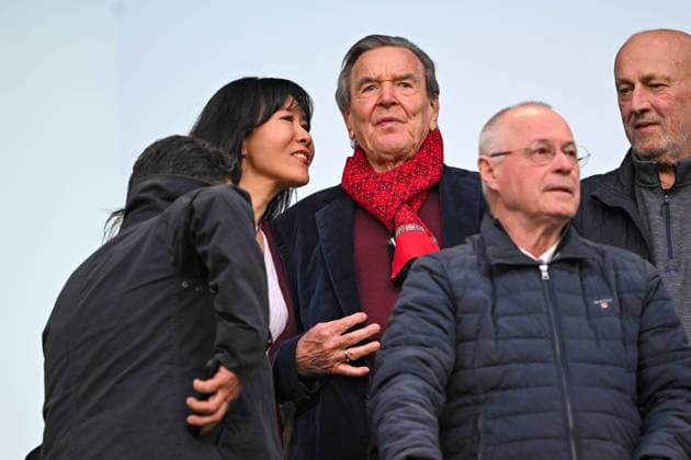 2 Bundesliga Hannover 96 Eintracht Braunschweig on 20 03 2026 at the HDI Arena in Hanover Former Federal Chancellor Gerhard Schröder Schroeder with wife So yeon Schröder Kim in the stadium MT