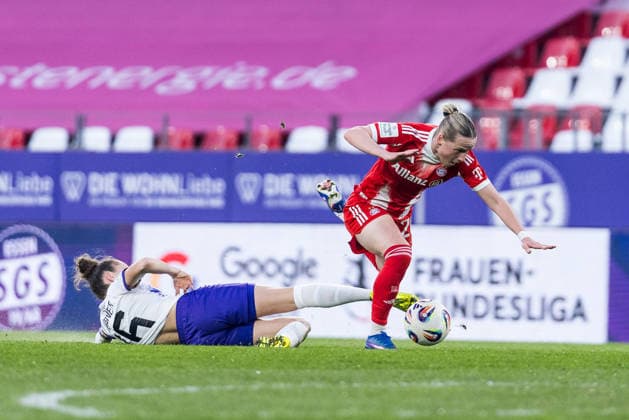 GOOGLE PIXEL Womens Bundesliga, SGS Essen FC Bayern Munich 20 03 2026 duel Jacqueline Meißner SGS Essen, 16 , Franziska Kett FC Bayern Munich, 20 Red card Meißner GOOGLE PIXEL Womens Bundesliga, SGS Essen FC Bayern Munich, Essen, Stadion an der Hafenstrasse on 20 03 2026 DFB REGULATIONS PROHIBIT ANY USE OF PHOTOGRAPHS AS IMAGE SEQUENCES AND OR QUASI VIDEO Copyright: xBEAUTIFULxSPORTS Wunderlx