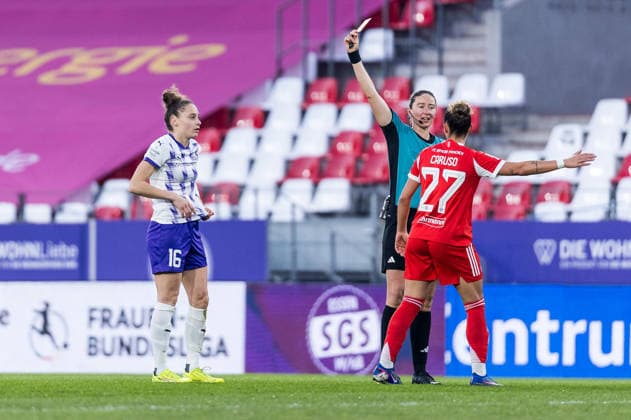 GOOGLE PIXEL Womens Bundesliga, SGS Essen FC Bayern Munich 20 03 2026 Jacqueline Meißner SGS Essen, 16 looks after the duel against Franziska Kett FC Bayern Munich, 20 Red GOOGLE PIXEL Womens Bundesliga, SGS Essen FC Bayern Munich, Essen, Stadion an der Hafenstrasse on 20 03 2026 DFB REGULATIONS PROHIBIT ANY USE OF PHOTOGRAPHS AS IMAGE SEQUENCES AND OR QUASI VIDEO Copyright: xBEAUTIFULxSPORTS Wunderlx