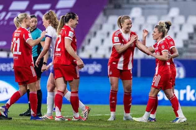 GOOGLE PIXEL Womens Bundesliga, SGS Essen FC Bayern Munich 20 03 2026 Cheering for 0 2 by Linda Dallmann FC Bayern Munich, 10 GOOGLE PIXEL Womens Bundesliga, SGS Essen FC Bayern Munich, Essen, Stadion an der Hafenstrasse on 20 03 2026 DFB REGULATIONS PROHIBIT ANY USE OF PHOTOGRAPHS AS IMAGE SEQUENCES AND OR QUASI VIDEO Copyright: xBEAUTIFULxSPORTS Wunderlx