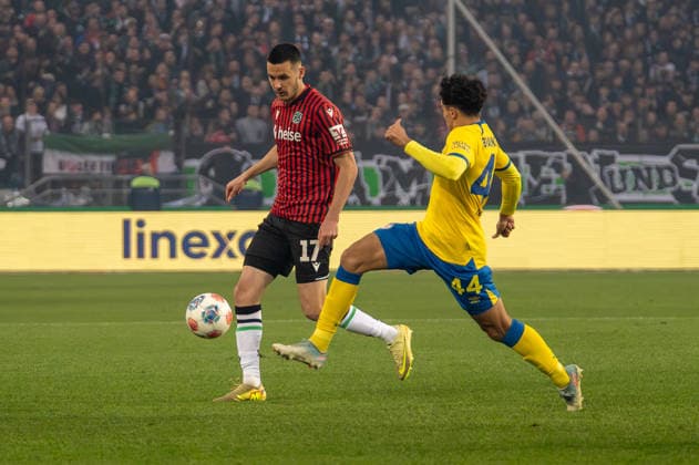 Germany Soccer 2 Bundesliga, 27 Matchday 2025 2026, Hannover 96 - Eintracht Braunschweig on 20 03 in Hannover Heinz von Heiden Arena Bastian Allgeier Hannover 96 17 Johan Gomez Eintracht Braunschweig 44 Copyright: xSvenxHeidmannx