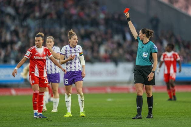 GER, Essen, SGS Essen vs FC Bayern Munich, Google Pixel Womens Bundesliga, Football, DFB, Season 2025 2026, Stadion an der Hafenstraße , 21 Matchday in picture f l Jacqueline Meißner SGS Essen Women 16 gets red card from referee Franziska Wildfeuer, sending off, emergency brake DFB DFL REGULATIONS PROHIBIT ANY USE OF PHOTOGRAPHS AS IMAGE SEQUENCES AND OR QUASI VIDEO, 20 03 2026 Copyright: HMBxMedia HendrikxHamelau