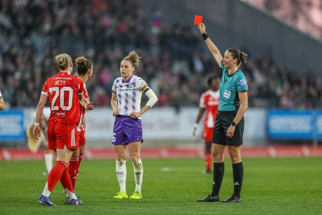 GER, Essen, SGS Essen vs FC Bayern Munich, Google Pixel Womens Bundesliga, Football, DFB, Season 2025 2026, Stadion an der Hafenstraße , 21 Matchday in picture f l Jacqueline Meißner SGS Essen Women 16 gets red card from referee Franziska Wildfeuer, sending off, emergency brake DFB DFL REGULATIONS PROHIBIT ANY USE OF PHOTOGRAPHS AS IMAGE SEQUENCES AND OR QUASI VIDEO, 20 03 2026 Copyright: HMBxMedia HendrikxHamelau