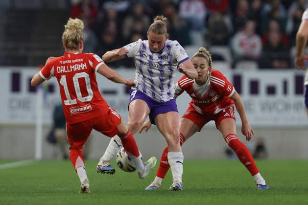 Linda Dallmann FC Bayern Munich , Ramona Maier SGS Essen and Giulia Gwinn FC Bayern Munich battle for the ball during the Woman Bundesliga match between SGS Essen and Bayern Munich at Stadion an der Hafenstraße on March 20, 2026 in Cologne, Germany Photo by Oliver Kaelke DeFodi Images Linda Dallmann FC Bayern Munich , Ramona Maier SGS Essen and Giulia Gwinn FC Bayern München battle for the ball during the Woman Bundesliga match between SGS Essen and Bayern München at Stadion an der Hafenstraße on March 20, 2026 in Cologne, Germany Photo by Oliver Kaelke DeFodi Images DFL regulations prohibit any use of photographs as image sequences and or quasi video Photo by Oliver Kaelke DeFodi Images