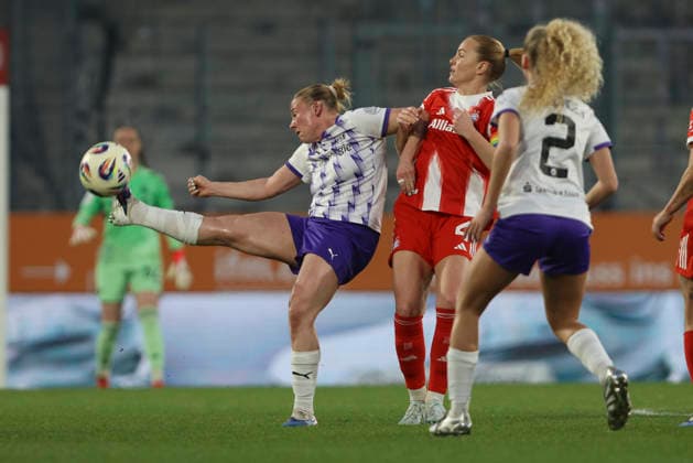 Ramona Maier SGS Essen and Glodis Perla Viggosdottir FC Bayern Munich battle for the ball during the Woman Bundesliga match between SGS Essen and Bayern Munich, Stadion an der Hafenstraße on March 20 in Essen, Germany, Germany Photo by Oliver Kaelke DeFodi Images Ramona Maier SGS Essen and Glodis Perla Viggosdottir FC Bayern München battle for the ball during the Woman Bundesliga match between SGS Essen and Bayern München at Stadion an der Hafenstraße on March 20, 2026 in Cologne, Germany Photo by Oliver Kaelke DeFodi Images DFL regulations prohibit any use of photographs as image sequences and or quasi video Photo by Oliver Kaelke DeFodi Images