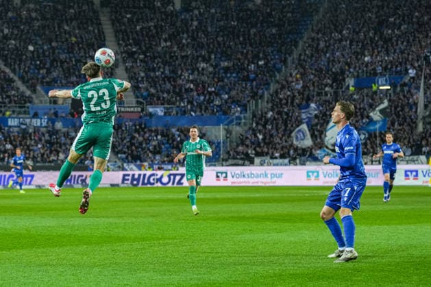 2 Bundesliga, Karlsruher SC vs SpVgg Greuther Fürth, 20 03 2026 Jannik Dehm SpVgg Greuther Fürth, 23 going up for a header, Dženis BurniÄ‡ Karlsruher SC, 7 standing by and watching 2 Bundesliga, Karlsruher SC vs SpVgg Greuther Fürth, BBBank Wildpark Karlsruhe, 20 03 2026 DFB DFL REGULATIONS PROHIBIT ANY USE OF PHOTOGRAPHS AS IMAGE SEQUENCES AND OR QUASI VIDEO Copyright: xBEAUTIFULxSPORTS Boscox