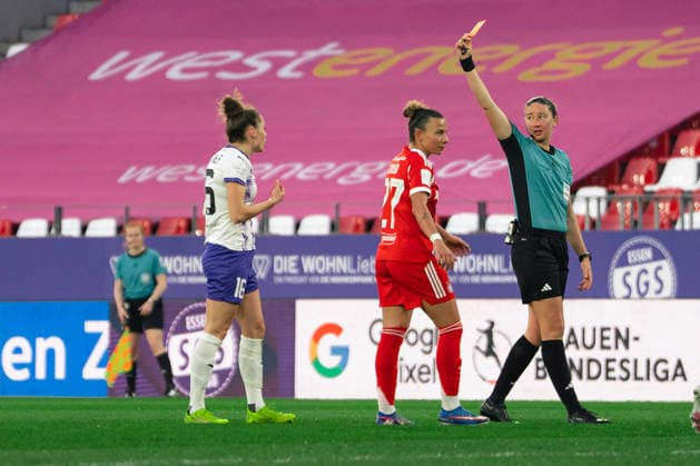 Jacqueline Meissner receiving a red card during the Google Pixel Frauen Bundesliga game between SGS Essen and FC Bayern München at Stadion an der Hafenstraße on March 20, 2026 in Essen, Germany Copyright: xLeoniexKiehlx xSPPx Sportspressphoto_SPR114344
