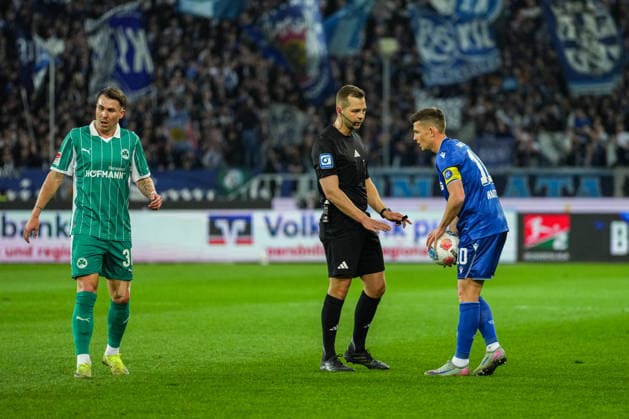 2 Bundesliga, Karlsruher SC vs SpVgg Greuther Fürth, 20 03 2026 Marc Philip Eckermann Referee with Marvin Wanitzek Karlsruher SC, 10 at free kick for Karlsruher SC 2 Bundesliga, Karlsruher SC vs SpVgg Greuther Fürth, BBBank Wildpark Karlsruhe, 20 03 2026 DFB DFL REGULATIONS PROHIBIT ANY USE OF PHOTOGRAPHS AS IMAGE SEQUENCES AND OR QUASI VIDEO Copyright: xBEAUTIFULxSPORTS Boscox