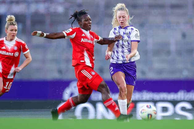 20 03 2026, Football, 1 Women Bundesliga, SGS Essen FC Bayern München, Stadion Hafenstraße, Google Pixel Frauenbundesliga, 21 Spieltag, Saison 2025 2026 Bernadette Amani FC Bayern Muenchen 15 im Zweikampf gegen Julie Terlinden SGS Essen 02 DFB regulations prohibit any use of photographs as image sequences and or quasi video Nordrhein Westfalen Germany