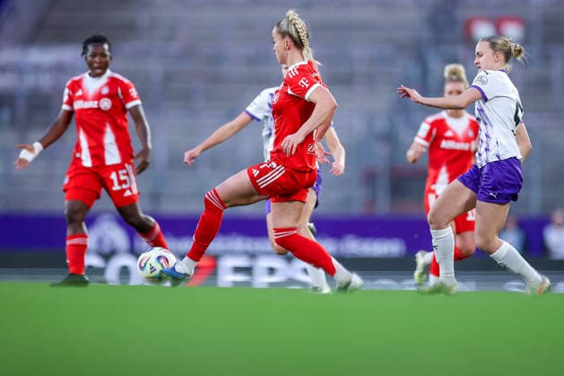 20 03 2026, Football, 1 Womens Bundesliga, SGS Essen FC Bayern München, Stadion Hafenstraße, Google Pixel Frauenbundesliga, 21 Matchday, Season 2025 2026 Giulia Gwinn FC Bayern Muenchen 07 in duel against Paula Flach SGS Essen 05 DFB regulations prohibit any use of photographs as image sequences and or quasi video Nordrhein Westfalen Germany
