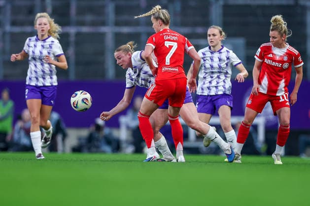 20 03 2026, Football, 1 Womens Bundesliga, SGS Essen FC Bayern München, Stadion Hafenstraße, Google Pixel Frauenbundesliga, 21 Matchday, Season 2025 2026 Giulia Gwinn FC Bayern Muenchen 07 in duel against Ramona Maier SGS Essen 09 DFB regulations prohibit any use of photographs as image sequences and or quasi video Nordrhein Westfalen Germany